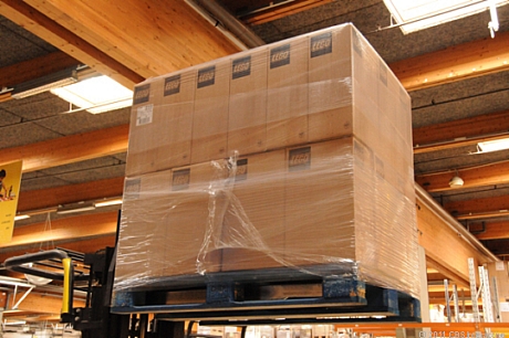 　収縮包装して準備ができたLEGO Star Warsセットのケースはチェコへと送られる。チェコに送られたケースは、DHLがLEGOのために運営する巨大な流通センターで取り扱われる。
