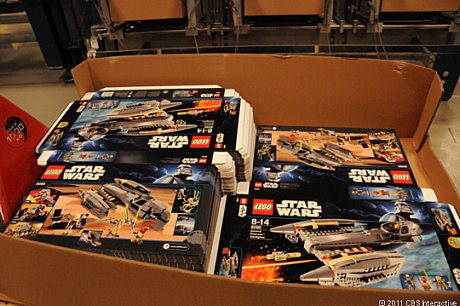 　組み立てられていない「LEGO Star Wars」セットの箱がたくさんある。