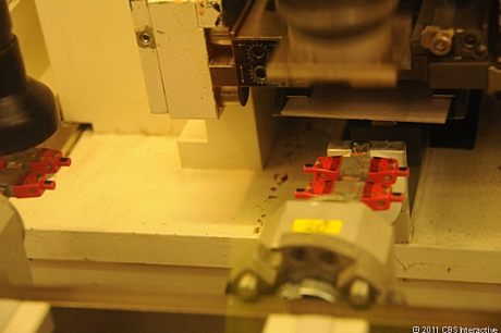 　顔やシャツなどの細かい部分を機械で印刷しているところ。
