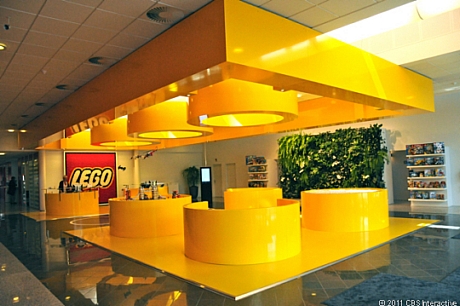 　LEGO世界本社の受付。天井部分といすにより、結合する2つのLEGOブロックが表現されている。
