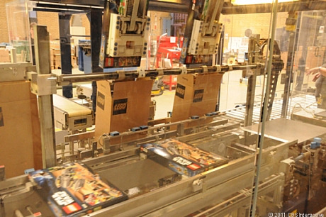 　完成したLEGO Star Warsセットをこの機械で2箱ずつつかみ、6箱入りのケースに入れる。
