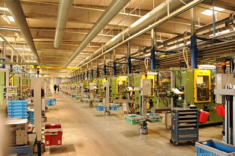 　これは、ビルンの工場にある12の成形「モジュール」の1つだ。それぞれのモジュールは、1つの部屋になっていて、64台もの成形機が稼働している。モジュール内の成形機は32台ずつ、2列に並んでいる。
