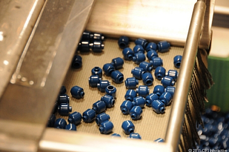 　LEGOのパーツの系統は、できるだけ効率的にすることが重要だ。ブロックやそのほかの部品は、さまざまな用途に使えるようになっている。この青いピースは、ミニフィギュアの頭としても使えるが、ほかのピースの飾りにもなる。