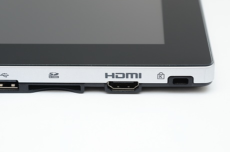 SDカードリーダ、HDMI端子、セキュリティロックホールがある