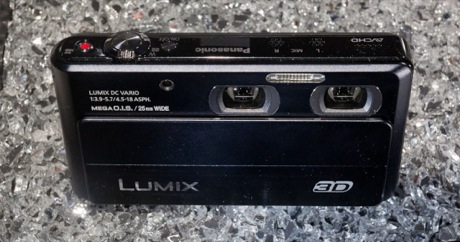 　パナソニックが展示している3D対応「LUMIX」カメラのプロトタイプ。ステレオマイクロホンを内蔵し、25-100ミリの手ブレ補正レンズを2つ搭載する。