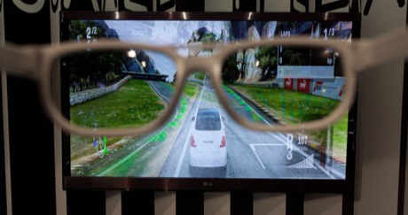 　LG Electronicsは、通常では立体視に必要な右目用の映像と左目用の映像を表示する3Dテレビを、2人のプレーヤーが別々のメガネをかけて2Dゲームをプレイするのにも使用できることを実演してみせた。この3Dメガネを使用すると、左右の画像の違いがよく分かる。プレーヤーは、それぞれが右目用の画像と左目用の画像を見ることになる。