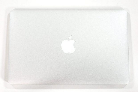 　この11インチの2011年版MacBook Airの基本的な寸法は11インチの2010年モデルと同じだ。この2011年版MacBook Airの寸法は高さ0.11～0.68インチ（約0.3～1.7cm）、幅11.8インチ（約30cm）、奥行き7.56インチ（約19.2cm）で、重量は2.38ポンド（約1.08kg）となっている。