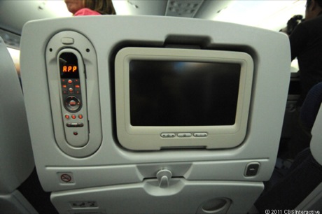 　エコノミー席に装備されたビデオ画面とコントロール類。