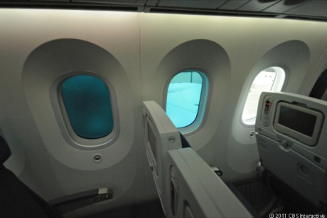 　乗客は、窓のスモークを5段階に変えることができる。写真にある3つの窓は、左が最も色が濃く、右が透明になっている。