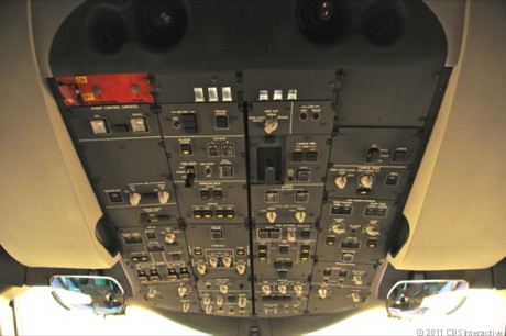 　操縦室の頭上に配置された機器類。
