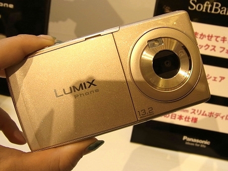 「LUMIX Phone SoftBank 101P」は、約1320万画素のCMOSカメラを搭載したスマートフォン。撮った写真をすぐにTwitterやFacebookに投稿できる「ピクチャジャンプ」機能や、写真が自動でアルバム化される「ピクチャセレクタ」機能などを備えた。ULTRA SPEEDにも対応している。本体サイズは、幅約64mm×高さ約123mm×厚さ約9.8mm。カラーバリエーションは、メロウゴールド、ブラック、マゼンタの3色。発売時期は11月中旬以降を予定。