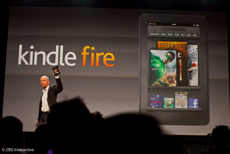 Kindle Fireを発表するAmazonのCEOであるJeff Bezos氏
