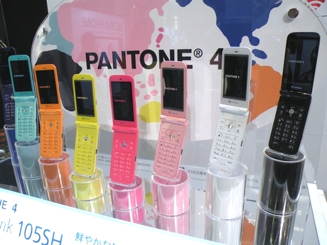 「PANTONE 4 SoftBank 105SH」は、PANTONEとコラボレーションした全8色の携帯電話。コンパクトボディに手になじみやすいラウンドフォルムを採用。緊急地震速報やGSMにも対応した。本体サイズは、幅約50mm×高さ約103.7mm×厚さ約17.4mm。カラーは左から、ネイビー、ミントグリーン、オレンジ、イエロー、ビビットピンク、ライトピンク、ホワイト、ブラック。発売時期は2012年3月以降を予定。
