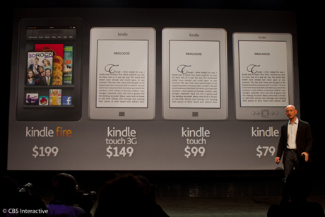 「Kindle Fire」（左端）とともに3機種の新しいKindleを発表するAmazonの最高経営責任者（CEO）Jeff Bezos氏