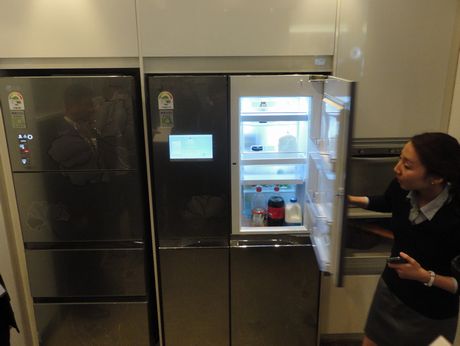 タッチパネルを搭載したスマート冷蔵庫。Wi-Fi機能を使って外出先でもスマートフォンから冷蔵庫の中にある食材を把握することができる。
