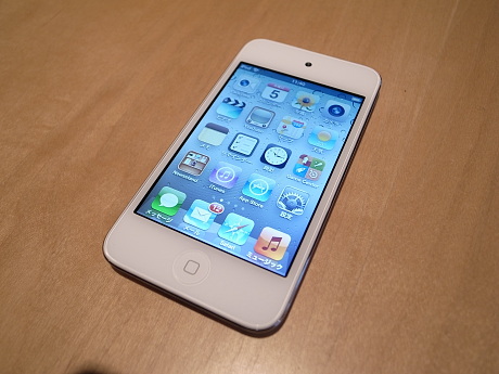 新たに追加されたカラー「iPod touch」のホワイト。iOS 5を搭載している。ブラックとホワイトの2色で、10月12日に発売予定だ。