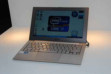 参考出品されたASUSの「ASUS UX 31」。Core i5と1600×900ドットの13.3型液晶を搭載する。
