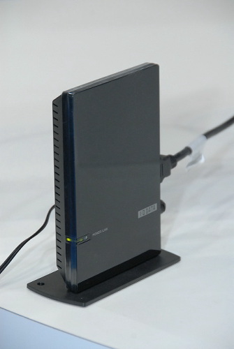 WiDiのデモで使われているテレビアダプタはアイ・オー・データ機器製。PC側は通常の無線LANとCore iシリーズのCPUが搭載されていればWindows 7の機能としてWiDiが利用できるが、PC用のアダプタも発売されている。
