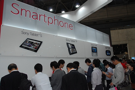 また、NTTドコモのブースでは、すでに発売を開始した「Sony Tablet S」に加え、10～11月の発売が予定されている「Sony Tablet P」ほか、近日発売予定の「Xperia Play」や、12月17日発売予定の「PSVITA」と、未発売製品を一同に展示。来場者の注目を集めていた。