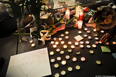 　Apple共同創業者兼会長Steve Jobs氏の訃報が流れてから数時間。サンフランシスコのストックトン通りにあるApple Storeには、多くの人が花やキャンドル、手紙などを捧げにやってきた。