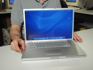 「Apple PowerBook G4」

　PowerBook G4は、ラップトップデザインにおいて、AppleとWindowsマシンメーカーの間に大きな美的感覚の差があることを示したと言えるだろう。黒いプラスチック製筐体を持つマシンが全盛だった頃、アルミニウムとチタニウムを使ったPowerBook G4は、2001年1月9日に発表されるやノートブックを憧れの的に変えた。
