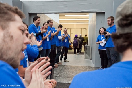 　Appleは製品発売のときに、従業員らを並ばせて顧客に拍手を送る。