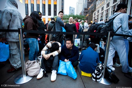 　マンハッタンにあるApple Store 5番街店の前で列を作る人たち。なかには疲れきった人たちの姿も。
