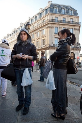　パリで「iPhone 4S」を購入するため列に並んだIsrapilou Rakhmanさん（左）とNatayeva Maliさん。フランスは、iPhone 4Sを10月14日に発売した国の1つ。
