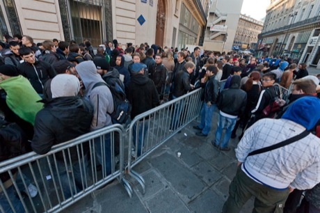 　パリのオペラ座近くにあるApple Store前で列を作る人たち。
