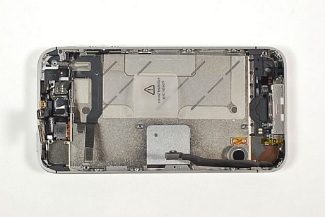 　メインPCBを取り外すと、iPhone 4Sのほかの内部コンポーネントをはっきりと確認できる。残念ながら、その大半は金属製フレームに接着剤で固定されている。破損を避けるため、固定されたコンポーネントはそのままにしておいた。

　同様に、金属製フレームに取り付けられているRetinaディスプレイとタッチスクリーン（前面パネル）についても、そのままにしておいた。実際のところ、筆者はディスプレイアセンブリを固定するすべてのねじを外したが、ディスプレイが本体から外れる様子はなかった。ほかの内部コンポーネントと同様、破損を避けたかったので、ディスプレイアセンブリも取り外さなかった。

　ただし、バイブレーションモーターは取り外した。