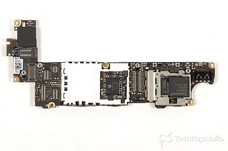　取り外し可能なEMIシールドを取ると、iPhone 4Sのチップの大半を確認できるが、東芝のNANDフラッシュメモリなど、まだ隠れているチップもいくつかある。