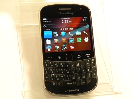 タッチパネルとキーボードを搭載したResearch In Motion（RIM）製スマートフォン「BlackBerry Bold 9900」。2012年2～3月に発売予定。BlackBerryシリーズとして最薄の厚さ10.5mmを実現した。新OS「BlackBerry OS7.0」を搭載しており、WebKitブラウザはBlackBerry 6.0に比べて約45％高速化されているという。本体サイズは高さ約115mm×幅約66mm×厚さ約10.5mmで、重量は約130g。