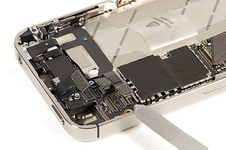　iPhone 4SのメインPCBの上部はケーブルコネクタで覆われている。筆者は薄い金属製の刃を使って、それらをすべて抜いた。