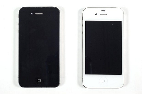 　iPhone 4とiPhone 4Sを並べて比較。