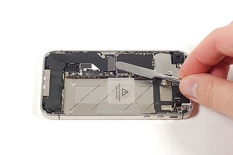 　大きなリボンケーブルが、iPhone下部のホームボタンなどのコンポーネントとメインプリント基板（PCB）をつないでいる。