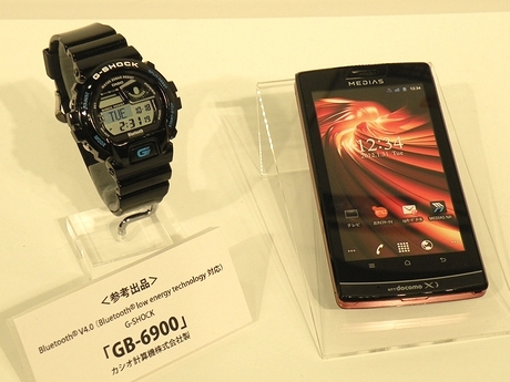 カシオの腕時計G-SHOCK「GB-6900」との連携機能を搭載しており、G-SHOCKに電話やメールの着信、置き忘れを通知をできる。
