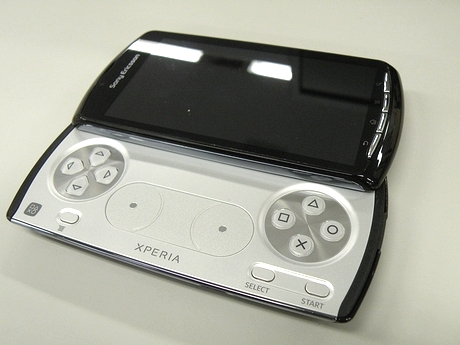 　本体をスライドするとゲームキーパッドが現れる。その姿は4月に生産を終了した「PSP（プレイステーション・ポータブル）go」を思い出させる。