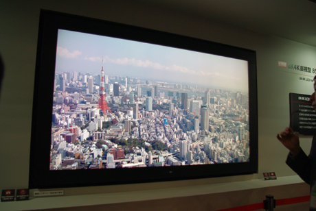 　フラットパネルディスプレイの総合技術展「FPD International 2011」が神奈川県・横浜市のパシフィコ横浜で、10月26～28日の3日間開催されている。2011年は照明技術展「LEDソリューション2011」や「電力マネジメント2011」など4つの展示会が併催され、全体で総計274社が出展。透過型やフレキシブルなど最新技術を搭載したディスプレイが展示されたFPD International 2011の会場の様子を写真で紹介する。

　シャープでは、85V型の8K4K直視型液晶ディスプレイを展示。解像度は7680×4320ピクセルで、液晶テレビ「AQUOS」にも採用されているUV2Aパネルを使用している。