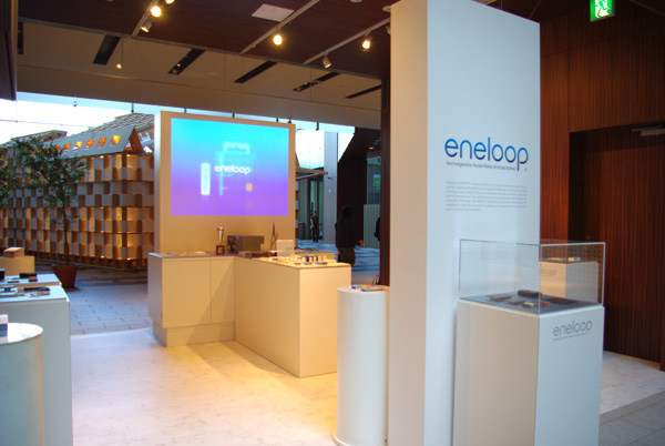 　三洋電機は、東京港区の「東京ミッドタウン」で11月6日まで開催される「Tokyo Midtown DESIGN TOUCH 2011」にeneloop関連商品を出展している。テーマは「Life with eneloop」。すでに完売済みの限定版「eneloop」などを含む展示内容を写真で紹介する。