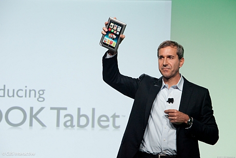 　Barnes & Nobleの最高経営責任者（CEO）William Lynch氏が7日、マンハッタンの同社店舗でNOOK Tabletを発表する様子。