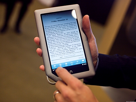 　Barnes & Nobleによれば、NOOK TabletのIPS画面は「iPad」より画面のギラつきが少ないという。