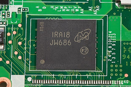 　Micronの8GバイトNANDフラッシュチップ（「IRAI8 JW686」）。