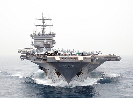 　米海軍の航空母艦「USS Enterprise」が11月に就役50周年を迎えた。Enterpriseは米海軍で最も古い現役艦船でもあり、1962年のキューバミサイル危機から、現代のアフガニスタンでの「不朽の自由作戦」やソマリア海賊に対する軍事作戦までを経てきた。これは2011年6月に紅海で撮影されたEnterprise（別名「The Big E」）の写真。