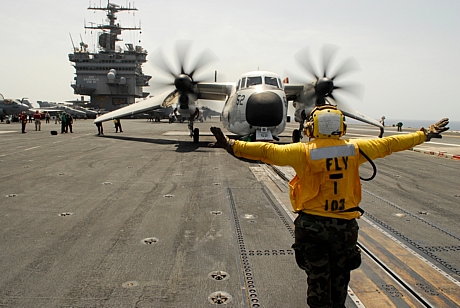 　一方、「C-2A Greyhound」は艦船と陸地の間で貨物と乗員の輸送を行う。この写真のC-2A Greyhoundは2011年6月、アラビア湾上空を飛行する準備をしている。USS Enterpriseは合計60機以上の飛行機を搭載可能だ。