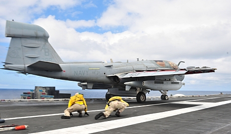　第137電子攻撃飛行隊（VAQ 137）の「EA-6B Prowler」が2011年7月、発進の準備をしている。電子戦機のProwlerは、敵のレーダーや電子通信を妨害する機器を搭載している。