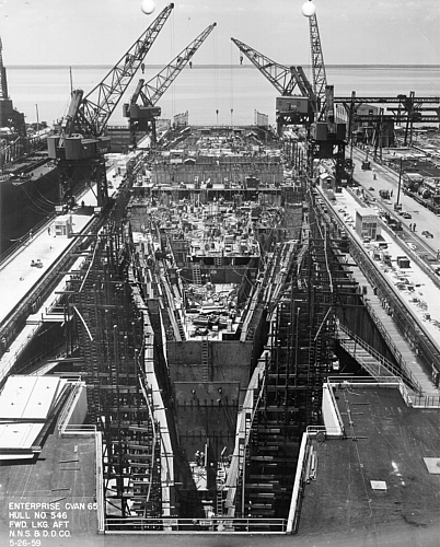 　1959年5月に撮影された建造中のUSS Enterpriseの写真。米海軍によると、建造には約6万1000tの鋼鉄と1500tのアルミニウム、230マイル（約370.1km）のパイプおよび管、1700tの0.25インチ（約0.64cm）溶接棒がつぎ込まれたという。建造には約4年を要した。