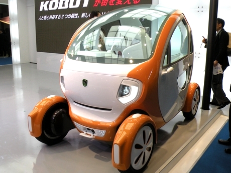 医薬品・電器光学機器メーカーの興和と、サービスロボットメーカーのデムザックが共同出資で設立した興和テムザックの電動モビリティ「KOBOT」。同社は自動車メーカーではないため、KOBOTは異業種メーカーによるEVとなる。写真は2人乗りのモデル。