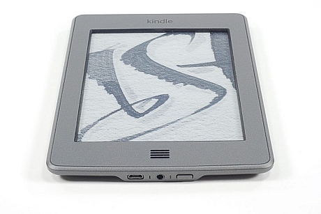　Kindle Touchの下側面には3.5mmヘッドホンジャックとmicro-USBポート、電源ボタンが配置されている。