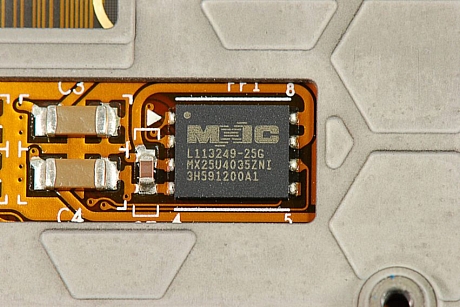 　Macronixの「MX25U4035ZNI」メモリチップ。