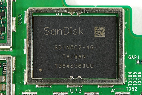 　SanDiskの4Gバイトの「SDIN5C2-4G」NANDフラッシュメモリモジュール。